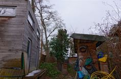 Baumkletterer hat ein großes Stammstück abgesägt