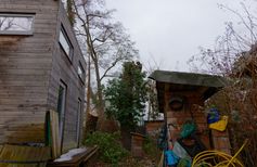 Baumkletterer hat ein großes Stammstück abgesägt